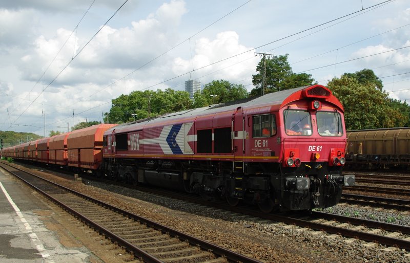 Mein kleines Highlight des Tages in Kln West: die Class 66 DE61 der HGK mit einem langen Leerwagen-Zug. Aufgenommen am 02.09.2009.