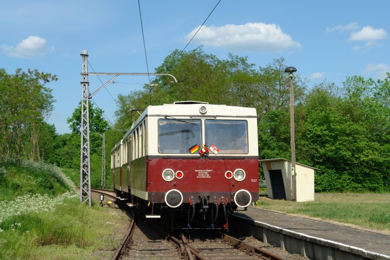 Mein letztes Bild von diesem schnen Ausflug ist am anderen Ende der Kleinbahn, dem Endbahnhof Mncheberg, aufgenommen worden. Hier hat man Anschluss an die nicht weniger bekannte Ostbahn in Richtung Berlin oder Kstrin. Auch diese Bahn verfgt teilweise noch ber Formsignale und Telegraphenmasten. (12.05.08)