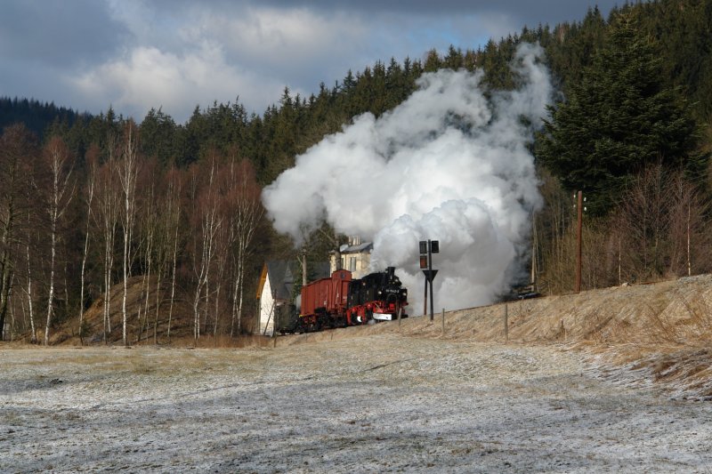 Mein letztes Bild von dieser fantastischen Veranstaltung stellte fr mich gleichzeitig ein Highlight dar. 99 1568 mit Untersttzung der 99 1542 als Vorspannlok fuhr hier im Sonnenschein, welcher eher selten an diesem Tag war, im Tal kurz vor Schmalzgrube mit einem Rollwagenzug durch die winterlich angehauchte Landschaft. Ein groer Dank gilt den Veranstaltern, die in ehrenamtlicher Arbeit das alles auf die Beine gestellt haben. (16.02.08)