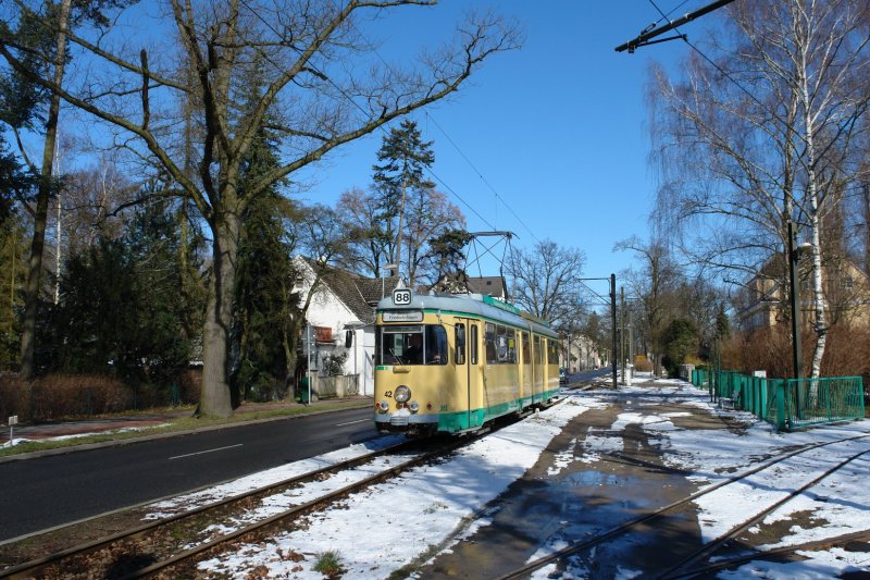 Mein letztes Bild zeigt den Wagen 42 vor dem Betriebshof der Schneicher-Rdersdorfer Straenbahn . Man sieht, wie stark die Schneedecke durch die Sonneneinstrahlung gelitten hat. Nur kurze Zeit spter war der Schnee fast vollkommen verschwunden. brigens, die Schneicher-Rdersdorfer Tram und die Woltersdorfer Tram sind die zurzeit einzigen auf dem Stadtgebiet Berlin verkehrenden Straenbahnen bedingt durch den Streik der BVG. (05.03.08)