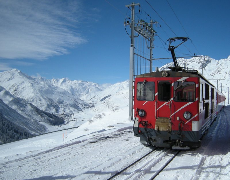 Mein letztes Schneefoto fr diese Saison: Eine Regionalzugkomposition in Ntschen fhrt Richtung Andermatt.
22. Mrz 2008