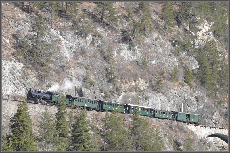 Mein Lieblingsbild. Am Ende des Landwasserviaduktes fhrt der Dampfzug durch die steile Flanke des Albulatals. (20.02.2008)