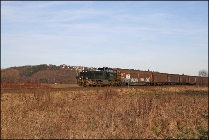 Mein  Lieblingsdiesel  100 1013 bringt bei Wickede (Ruhr) einen Gterzug von Egger nach Schwerte (Ruhr). (28.12.07)
