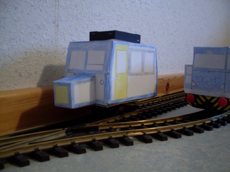 Mein Nachbau des Schweineschnuzchens in NOB-Lack hat es sich neben der Vossloh G 2000BB der neg bequem gemacht.