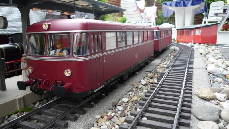 Mein Piko Schienenbus steht im Bahnhof meiner Gartenbahn. Ich habe ihn decodertechnisch (ESU LokSound XL) und optisch verbessert. Zum einen bekam der Innenraum etwas Farbe und neue Bremsschluche ersetzen die alte Plastikimmitation. Bei mehr Interesse bitte meine Homepage besuchen: http://www.lokschuppen-dominik.de/