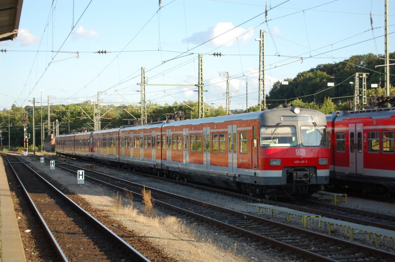 Mein vorerst letztes Bild vom 25.7.2009 zeigt den  Heiligen ET  abgestellt in Plochingen. Es handelt sich um 420 410-3, der sich zusammen mit einem weiteren 420 sonnt. 