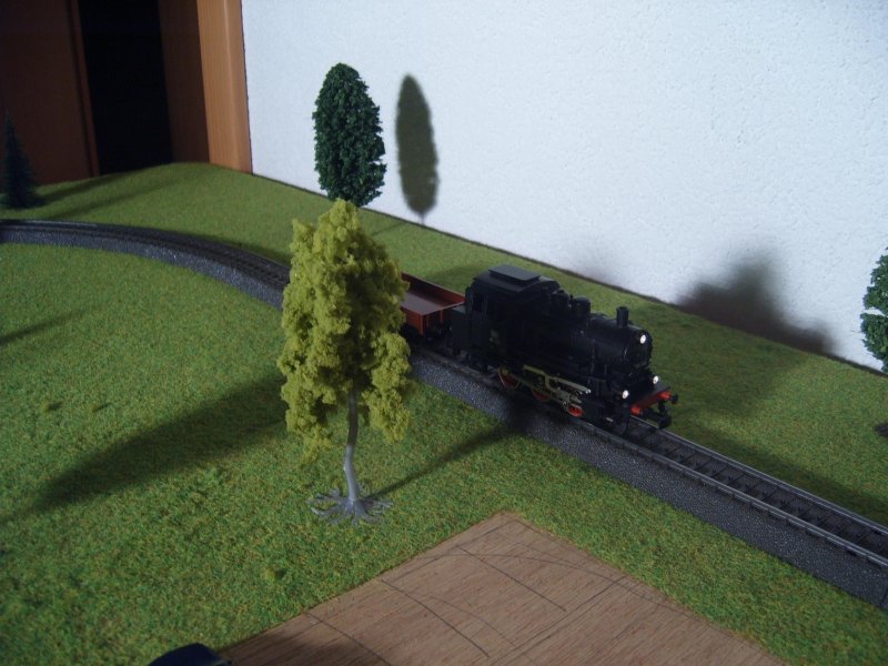 Mein Weihnachtsgeschenk: die BR 89 006 von Mrklin Art-Nr. 3000. Passende Wagen muss ich noch kaufen, deswegen lass ich die Dampflok wenigstens mit einem epochengetreuem Niederbordwagen fahren.