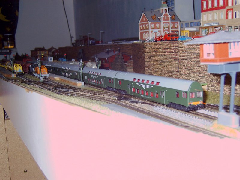 Mein Wendezug auf meiner Anlage,besteht aus den Steuerwagen(DBmq) und 4 Einzelwagen (DBm) der DR von Khn.Er dreht sehr viele Runden auf der Anlage.Als Schiebelok ist eine grne BR 211 der DR von Tillig.