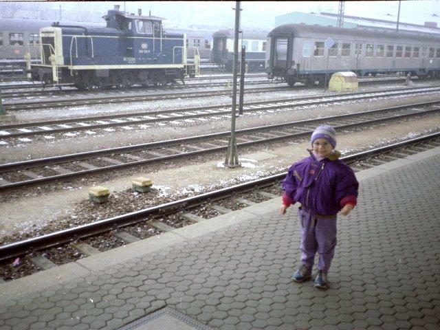 Meine allererste Zugfahrt bekam ich zu einem meiner Geburtstage geschenkt, es msste Anfang der 90er Jahre gewesen sein, sie ging von Amberg nach Regensburg. Dieses Bild hat mein Vater in Regensburg Hauptbahnhof geschossen. Im Hintergrund ist eine Ozeanblaue V60 zu sehen und die Silberlinge ergnzen das Flair der Eisenbahn Anfang der 90er Jahre. Das auf dem Bild bin brigens ICH! Das Bild war ein Negativ, das mir ein ehem. Kollege digitalisiert hat, deswegen auch nicht die beste Qualitt.)