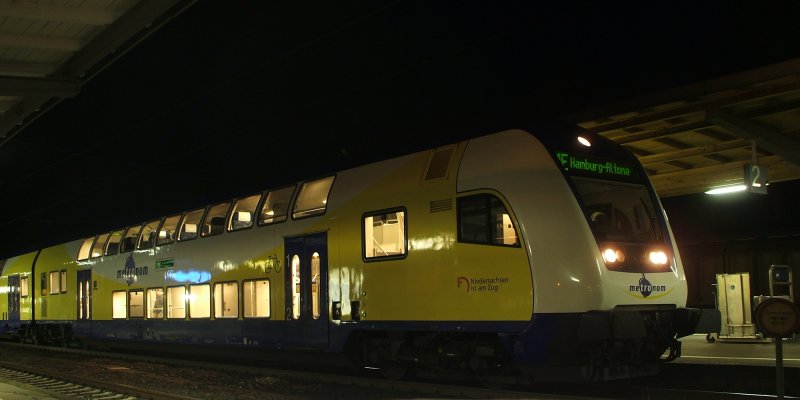  Meine Damen und Herren auf Gleis 2 fhrt ein Metronom nach HH-Altona ber Alfeld,Elze,Hannover,Celle,Lneburg,Hamburg Hbf. Abfahrt 18:38. Nchster Halt ist Freden. Gesehen am 9.2.2008 in Kreiensen.