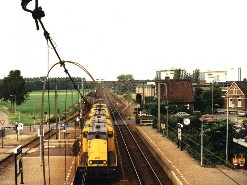 Meine erste Eisenbahnbild (als fnfzehnjhrige)! Das Bild endstand von eine Fugngerbrcke. Ein Gterzug zwischen Zwolle und Amersfoort mit fnfmal eine BR 2400/2500 auf Bahnhof Putten am 07-08-1987. Bild und scan: Date Jan de Vries.