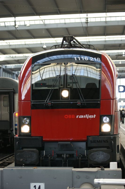 Meine erste Railjet 1116 218-7 Spirit of Zurich (ohne ) am 23.01.09 in Mnchen gesichet. Imposante Erscheinung die Wageneinheit und erst recht, wenn sie so sauber daher kommt.