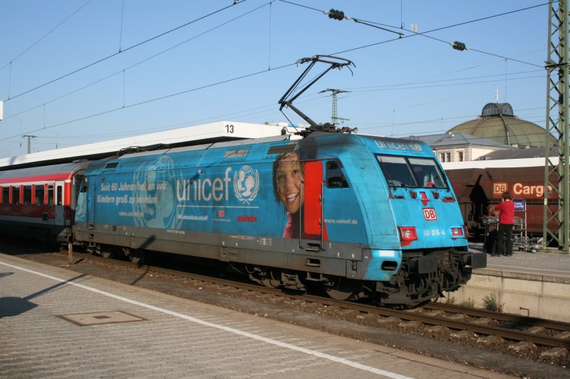 Meine erste Werbelok und dann in einem so erbarmungswrdigen Zustand.Unicef 101 016-4 wartet am 08.09.09 in Nrnberg(Hbf) auf ihren nchsten Schiebeeinsatz. 