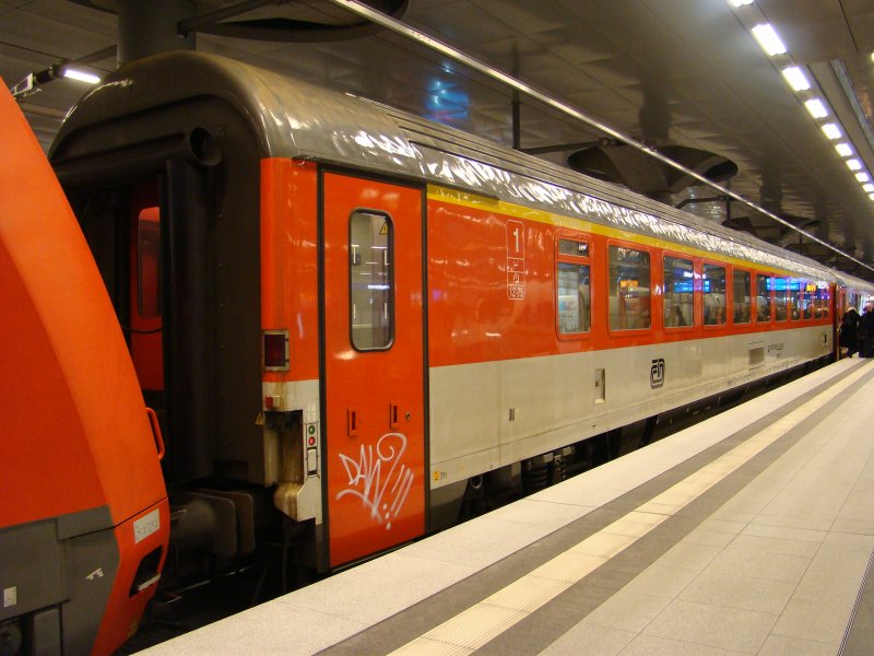 Meine lieblings Staatsbahn <  Česk� dr�hy ,  ČD  oder  Tschechische Bahnen  > im Bahnhof Berlin Hauptbahnhof Tiefbahnsteig. Aufgenommen am 29.12.2007. Gezeigt EC 177 nach Wien.