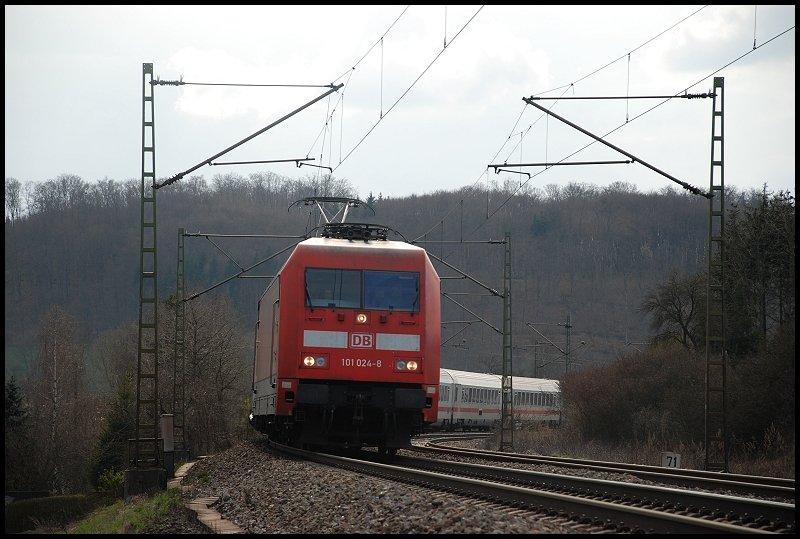 Meine Modellbahn 101er lsst sich auch mal in Original ablichten. Hier neigt sie sich mit ihrem InterCity in dir Kurve. Aufgenommen bei Urspring am 12.04.08.