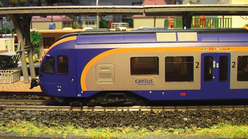 Meine neuste Errungenschaft: Ein FLIRT Triebwagen BR 428 der Cantus Gesellschaft von Liliput in hervorragender Technik und Optik steht auf meiner Anlage.