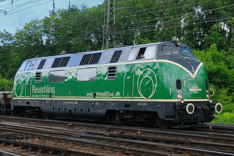 Meine Nummer 2000. ... Auch der Tf findet, dieses Lokportrait hat diese Nummer verdient. Eine besondere Lok: 220 053-3 der Brohltal-Eisenbahn-Gmbh von  Reuschling  lackiert. (Gremberg, 19.05.2009). 