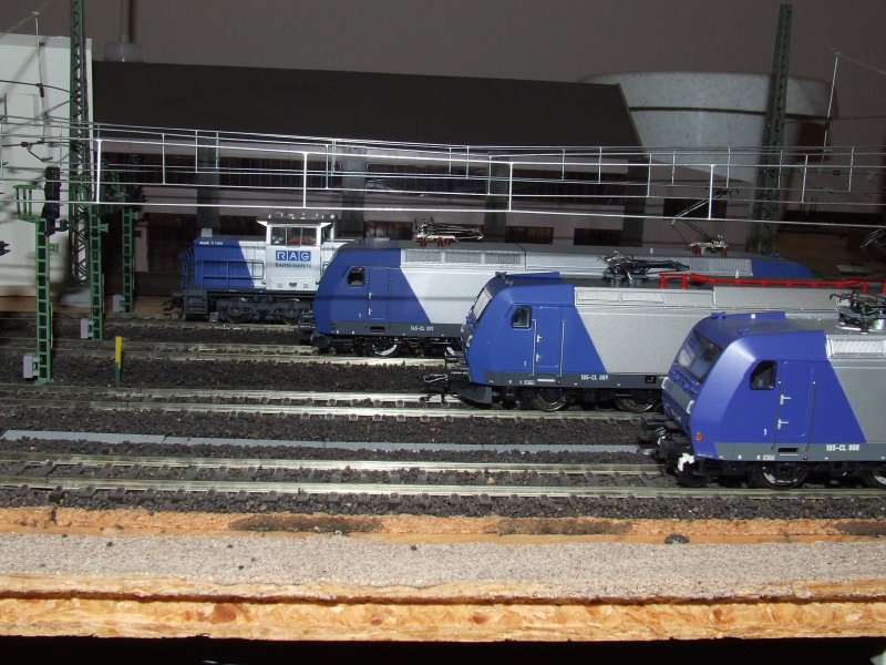 Meine RAG Flotte! Von Vorn nach Hinten: 185-CL 008 ROCO,       185-CL 009 TRIX, 145-CL 201 ROCO und RAG 825 (MAK 1206) von TRIX