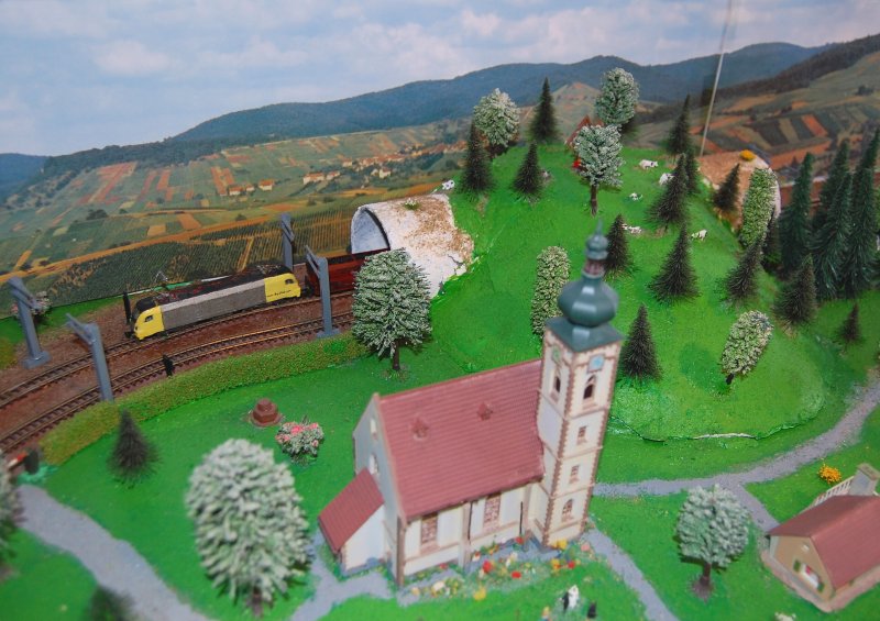 Meine selbstlackierte Dispotlok ist mit
einem Erzzug auf meiner Anlage unterwegs.
(22.08.2009)
