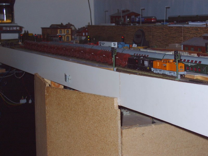 Meine TT Anlage mit den Getreidezug,gezogen von einer BR 110(DR),umbeschriftet auf Erfurter Bahn und eine BR 202 von rt&l.Die 2 Loks ziehen 12 2achser Getreidewagen der DR.Als Lokfhrer einer Mhle,darf ein Getreidezug auf der Anlage nicht fehlen.