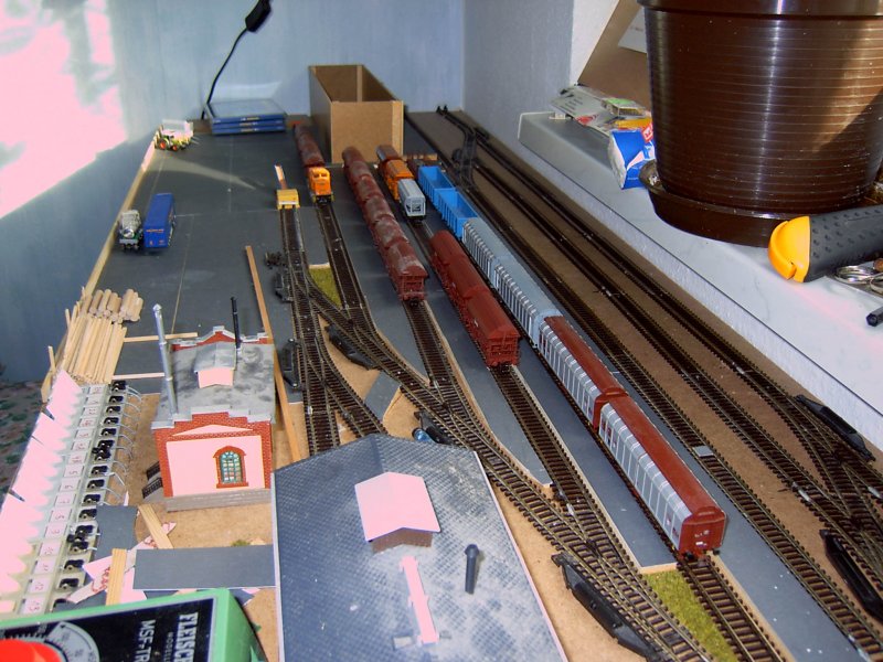 Meine TT Modellbahnnebenplatte ist ein kleiner Rangierbahnhof fr Getreidezge.Sie befindet sich noch im Bau.Es rangiert eine BR 106 auf diesen Gelnde.