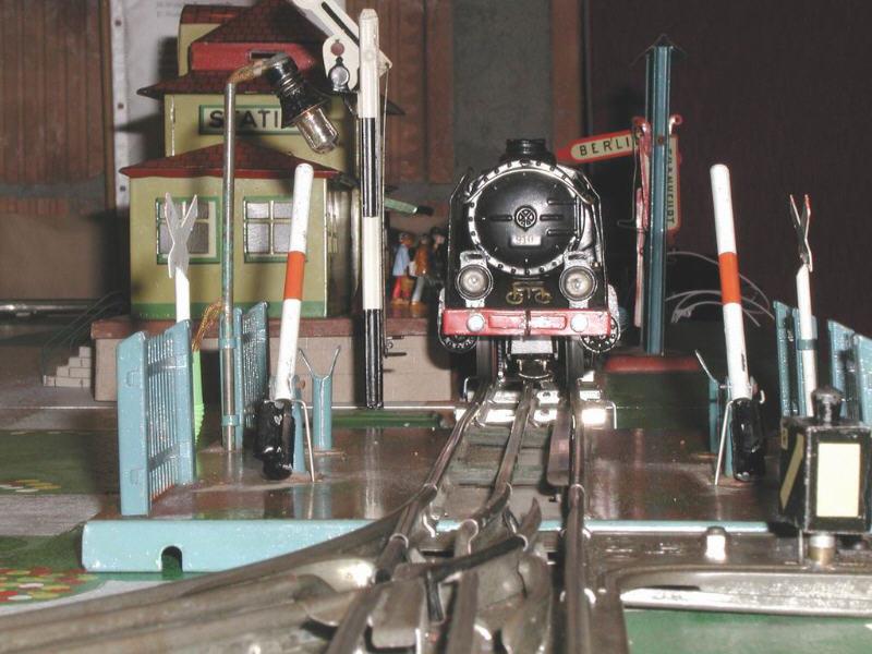 Meine Uhrwerkanlage nach dem Umbau auf elektr.Betrieb (20V)
mit Mrklin Rollmaterial aus den 30er Jahren.Blick gegen den
Bahnhof.