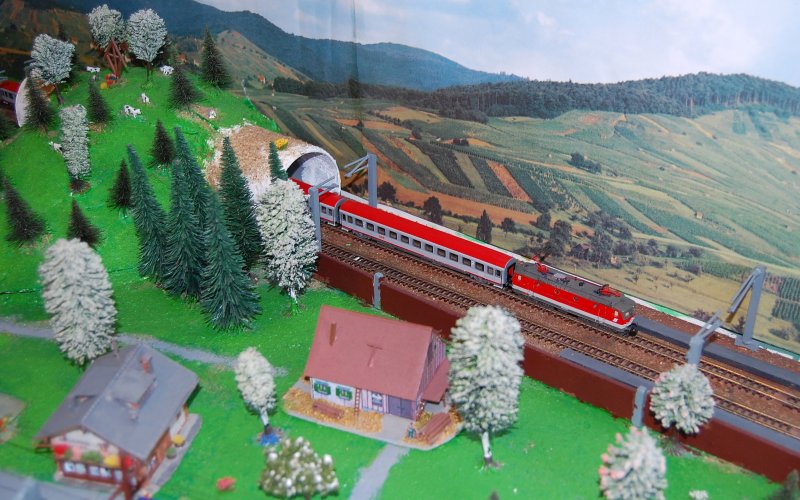 Meine Valousek 1044 ist mit einem
Intercity auf meiner Anlage unterwegs.(22.08.2009)