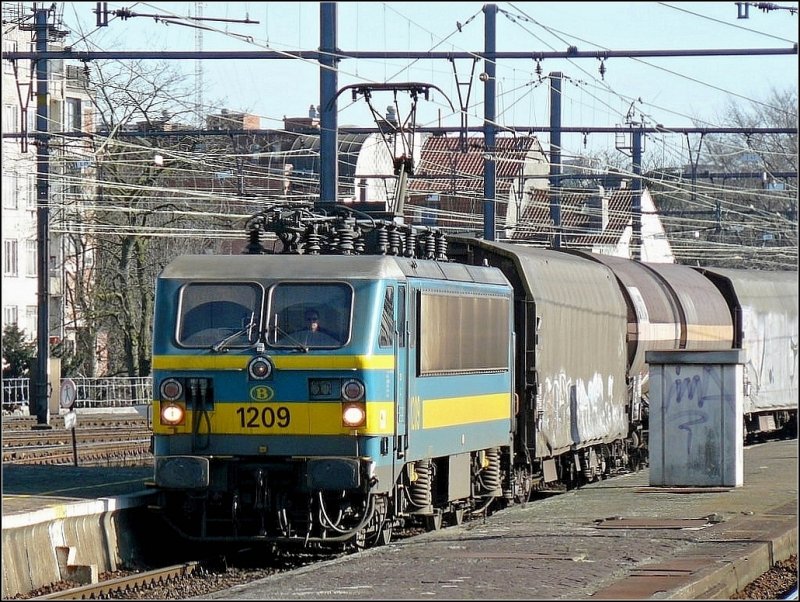 Meine zweite Lok der BR 12, die 1209, donnert am 14.02.09 mit einem Gterzug durch den Bahnhof Gent Sint Pieters. (Hans)