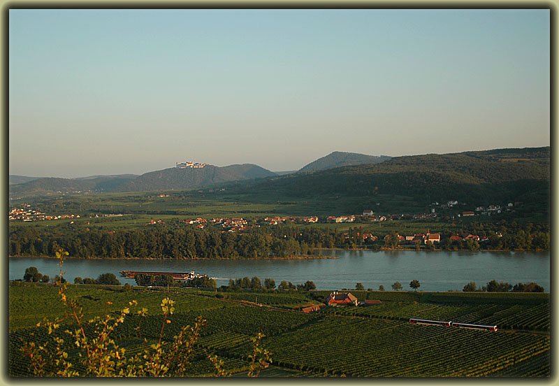 Meiner Meinung nach eine schne Kombination von Schiff, Stift Gttweig und einem 5047 Tandem, aufgenommen am Abend des  24.9.2006 in der Wachau. Der Zug befindet sich kurz vor der Haltestelle Unterloiben.