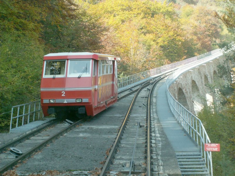 Mendelbahn /Sdtirol.Wagen Nr.1 auf der Talfahrt an der Kreuzungsstelle.17.10.07