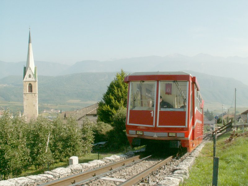 Mendelbahn/Sdtirol.Wagen Nr.1 auf der Bergfahrt auf der 2,37 km langen Strecke zum Mendelpass(1363m)17.10.07