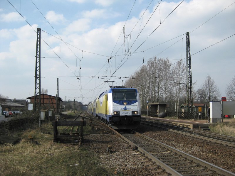 MEr 36519 gezogen von 146 533-5 bei der Einfahrt in Radbruch am 31.03.09. Nach kurzem Aufenthalt geht es �ber Bardowick nach L�neburg.