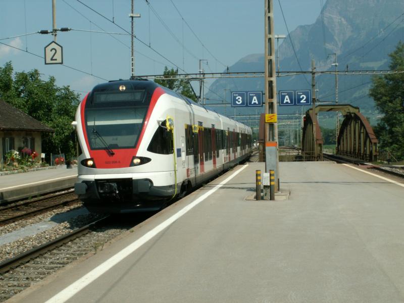 Messfahrten zwischen Sargans und Landquart mit Stadler GTW 523  FLIRT  der Stadtbahn Zug,hier bei der Einfahrt in Landquart am 27.07.05. Seitlich sieht man die Kabel fr die Messeinrichtungen.