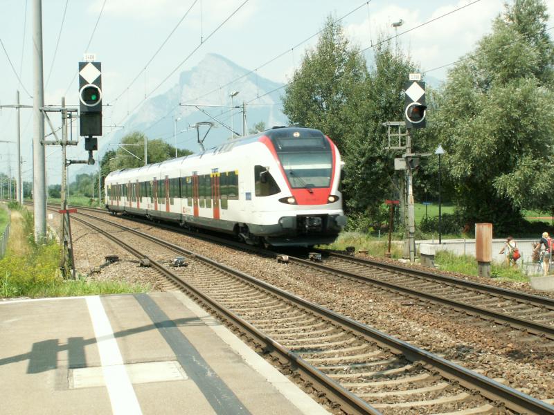 Messfahrten zwischen Sargans und Landquart mit Stadler GTW 523 der Stadtbahn Zug,hier kurz vor Maienfeld.Im Hintergrund der  Eisenberg  Gonzen. 27.07.05
