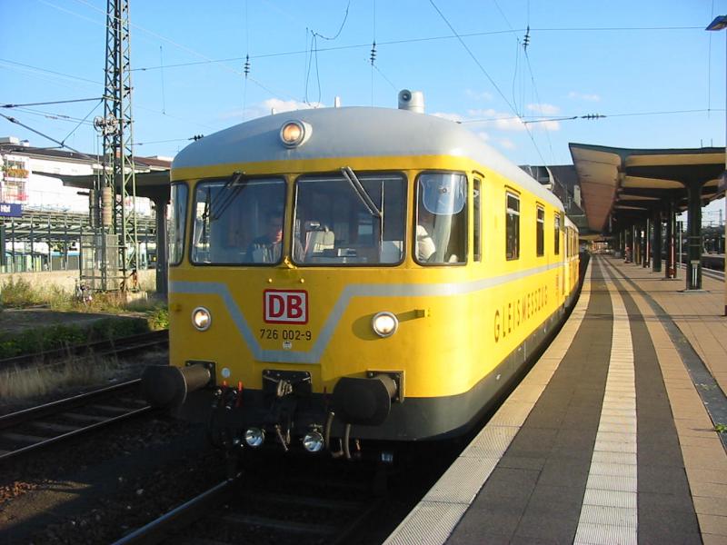 Messzugtriebwagen der Baureihe 726-002 am 10.8.2005 in Worms Hbf.
Hinter ihm ist noch zweiter Triebwagen der Baureihe 725-002, diese zwei Triebwagen gehren immer zusammen.