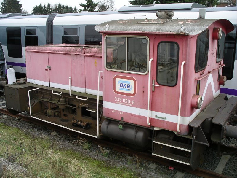 Metamorphose einer Kleinlok (Teil 1: 2004): Kf 333 020
Die Lok (ehemals DB, Bw Gremberg)sieht recht mitgenommen aus.

Auch wenn DKB dransteht, gehrt sie der Rurtalbahn.
Die DKB (Drener Kreisbahn) hat ihren Schienenverkehr 2003 in das Unternehmen Rurtalbahn GmbH outgesourced, an der sie weiter beteiligt ist.

Die Gleise liegen hier in einem Einschnitt und der Abhang macht es leider unmglich, die Lok anders zu dokumentieren.


06.02.2004
Dren-Distelrath
