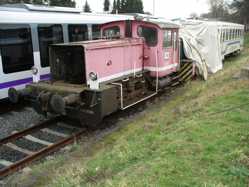 Metamorphose einer Kleinlok (Teil 1: 2004): Kf 333 020.

Von vorn bietet sich hier der Blick auf ein ghnendes Loch.
Quo Vadis kleine Lok?

Dahinter stehen unter einer Plane halb verborgen eine Deutzdiesellok (ehemals Zuckerfabrik Jlich) und der Triebwagen T1.

06.02.2004
Dren-Distelrath
