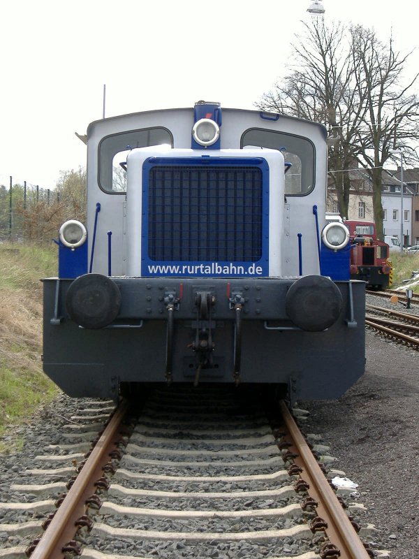 Metamorphose einer Kleinlok (Teil 2: 2006): Kf  333 020.

Die Kleinlok der Rurtalbahn von vorn in neuem Farbkleid und Glanz!

19.04.2006
Dren-Distelrath
