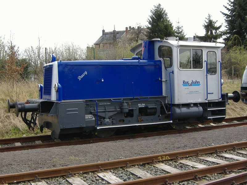 Metamorphose einer Kleinlok (Teil 2: 2006): Kf  333 020.

Hier erstrahlt die Kleinlok der Rurtalbahn unter dem Namen „Daisy“ in neuem Farbkleid und Glanz!

19.04.2006
Dren-Distelrath
