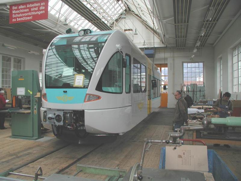 Meterspur GTW 2/6 von Stadler fr die OSE bei der
Endfertigung in den Betriebswerksttten der RhB in 
Landquart.17.04.2004 (Der Auftrag umfasste total 11 Gelenktriebwagen)