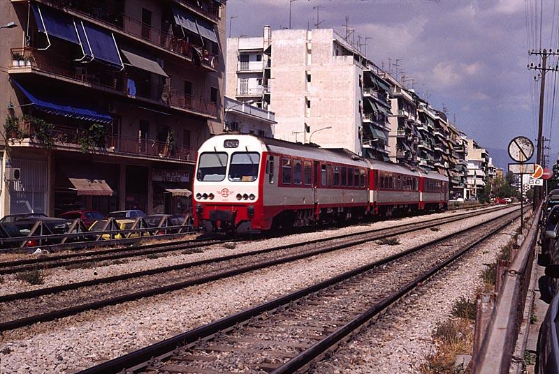Meterspur-IC von Patra vor dem �berweg Odos Lission und den Einfsig. der Athener Bahnh�fe