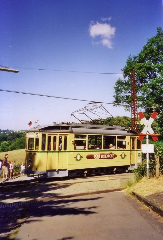 Meterspur-Triebwagen 105 , ehemals der Wuppertaler Stadtwerke AG Bergische Kleinbahnen AG Elberfeld (Baujahr 1927, 2 Achsen, Gewicht 15,5 t). Im Hintergrund sieht man ber das Tal der Wupper hinweg, Richtung Solingen. Pfingsten 2009.