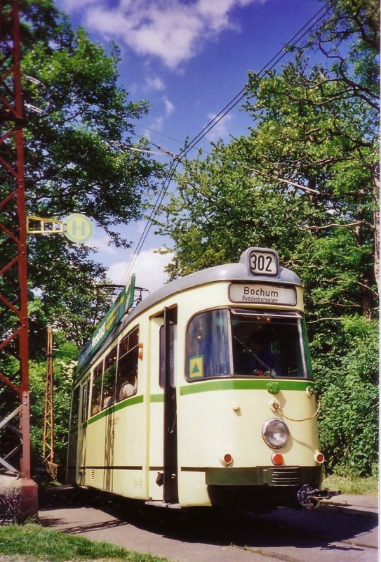 Meterspur-Triebwagen 275, ehemals der Bochum-Gelsenkirchener-Straenbahnen AG (Baujahr 1957, 6 Achsen, Gewicht 22,7 t). Pfingsten 2009.

