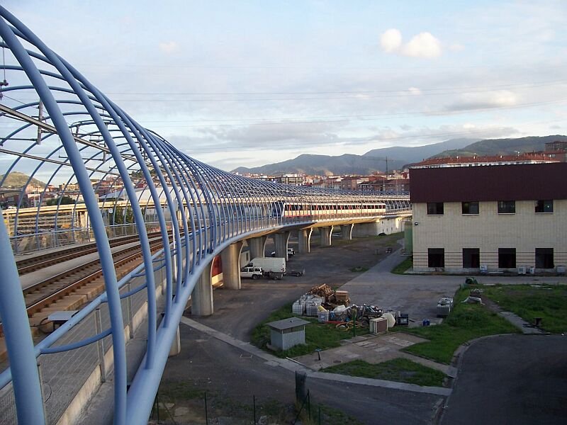 Metro als Hochbahn zwischen den Stationen Urbinaga und Bagatza mit Metrozug Linie 2 Extebarri - Sestao im September 2005