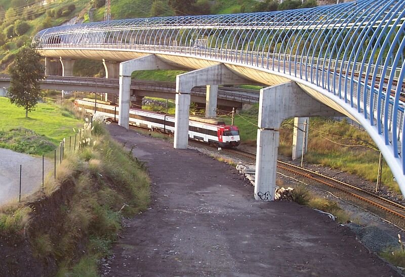 Metro Line 2 als Hochbahn zwischen den Stationen Urbinaga und Sestao, unten Vorortzug Line C2 Murkiz - Bilbao-Abando der RENFE Cercanias im September 2005. 