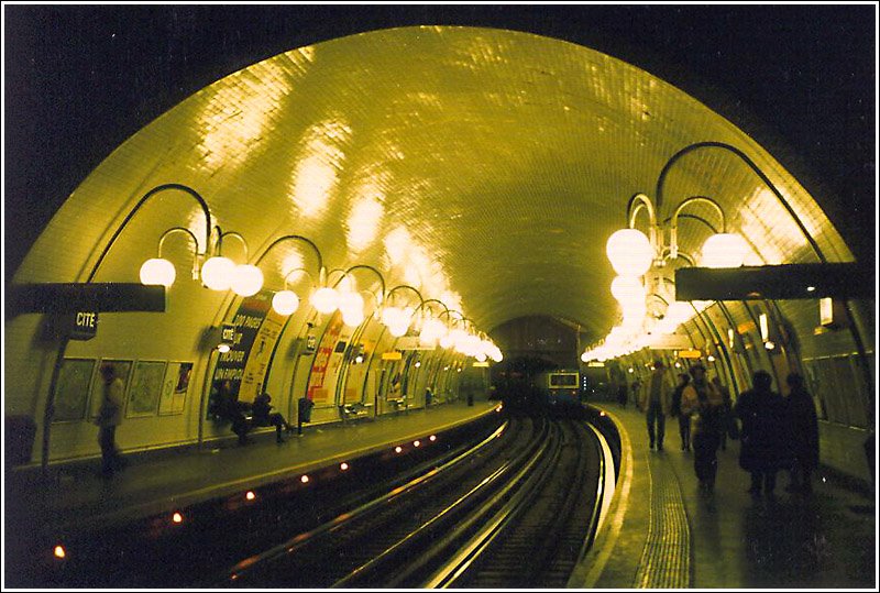 Metro-Station Cité der Linie 4. In den Jahren 1966767 wurde diese Linie auf gummibereifte Fahrzeuge umgestellt. 

Scan, ca. 1990 (M)