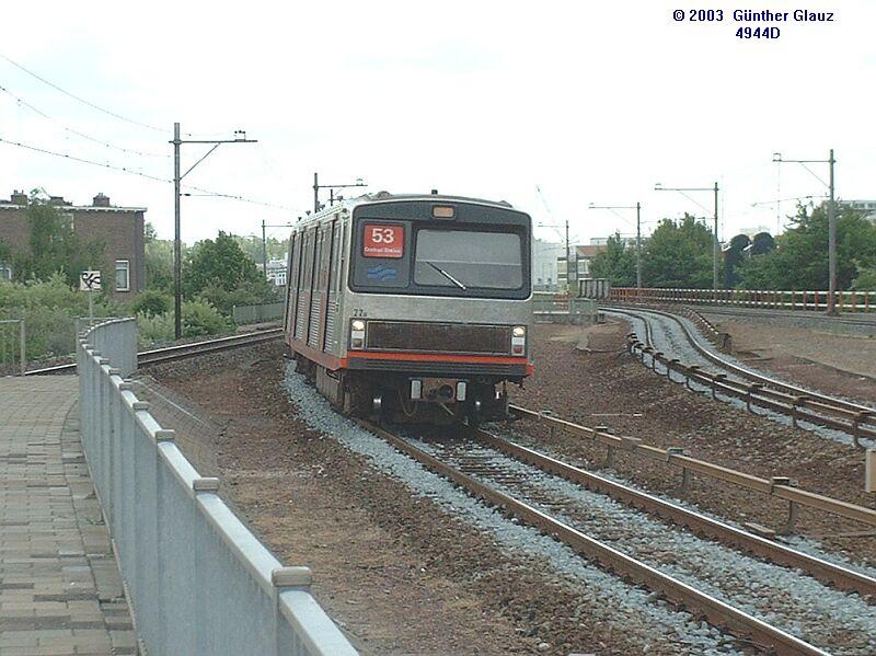 Metro-Zug der Linie 53 Gassperplas - Centraal-Station (ohne Dachstromabnehmer) fhrt am 13.05.2003 in die Station Amstel ein.