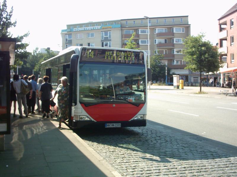 Metrobus der Linie 14 an der Haltestelle S-Harburg Rathaus