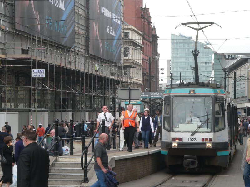Metrolink-Stra�enbahn 1022 am 17.8. in der Market Street. Im Gegensatz zum Busverkehr in Manchester, der wegen seiner nicht in Erfahrung zu bringenden Fahrtrouten und -zeiten Au�enstehenden nicht zu empfehlen ist, f�hrt es sich mit dem Metrolink sehr unkompliziert.