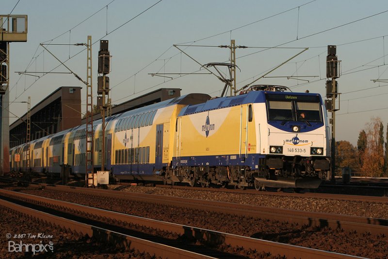 Metronom 146 533 am Abend des 22.10.2007 bei den Sderelbbrcken. www.bahnpix.de